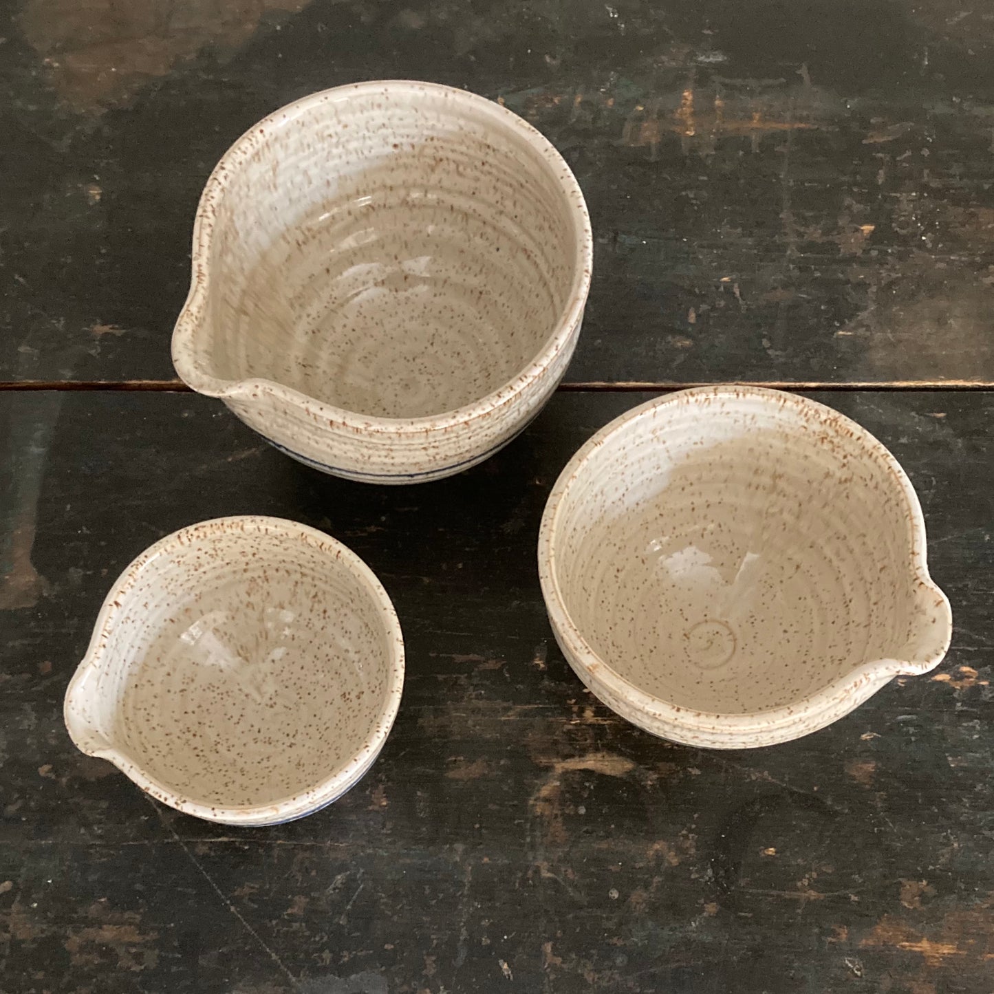 
                  
                    z ... sold ... 3katakuchi bowls by w.j.hedge
                  
                