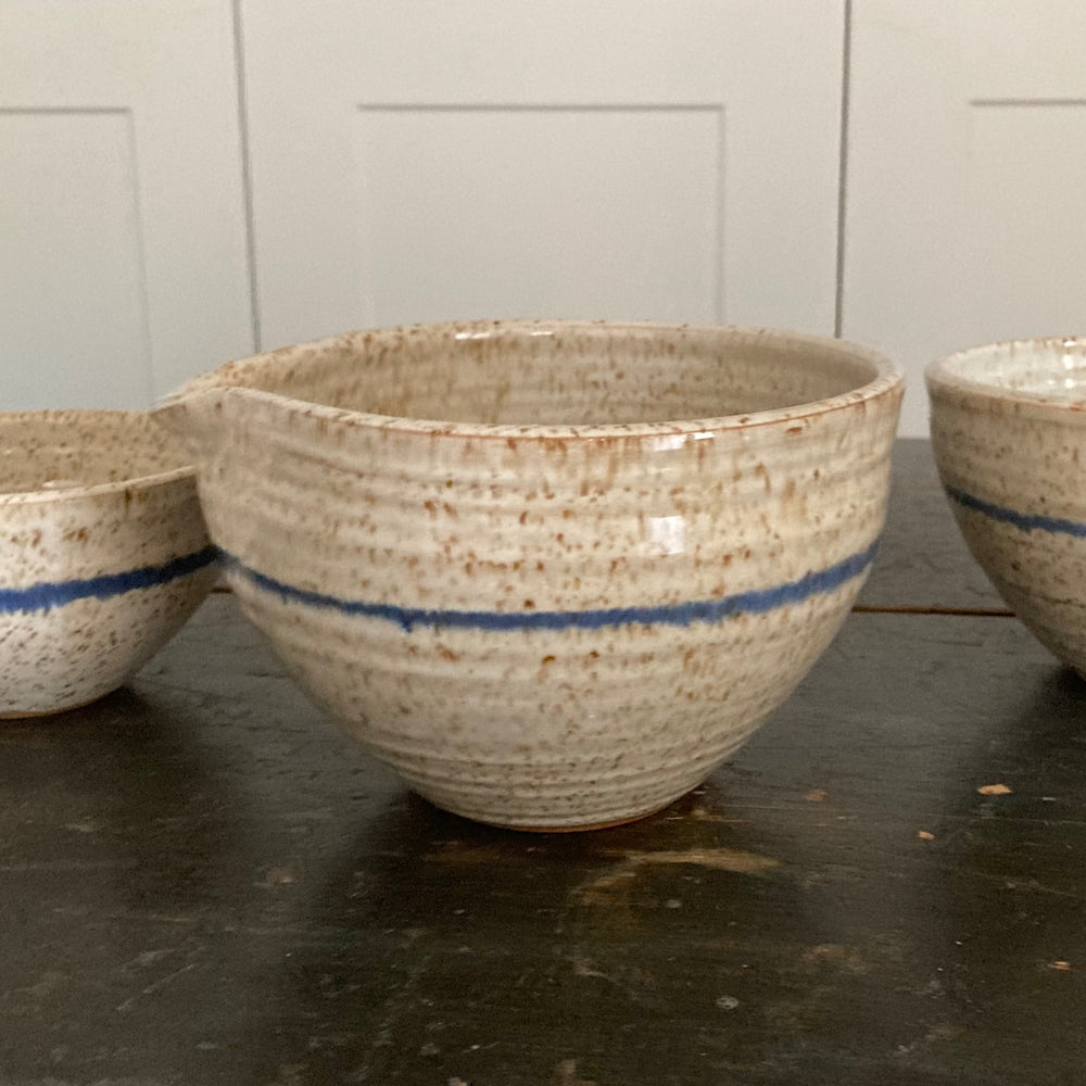 
                  
                    z ... sold ... 3katakuchi bowls by w.j.hedge
                  
                