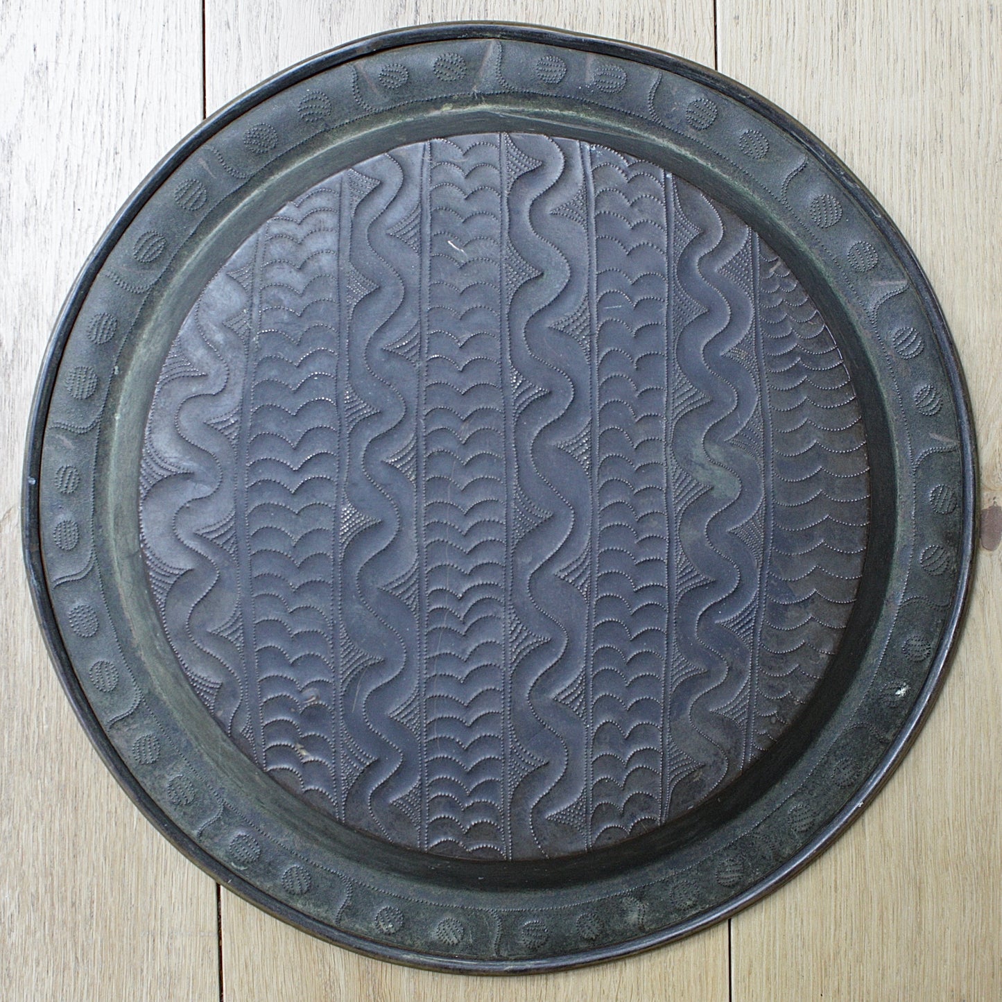 
                  
                    a large efic charger with a geometric design.
                  
                