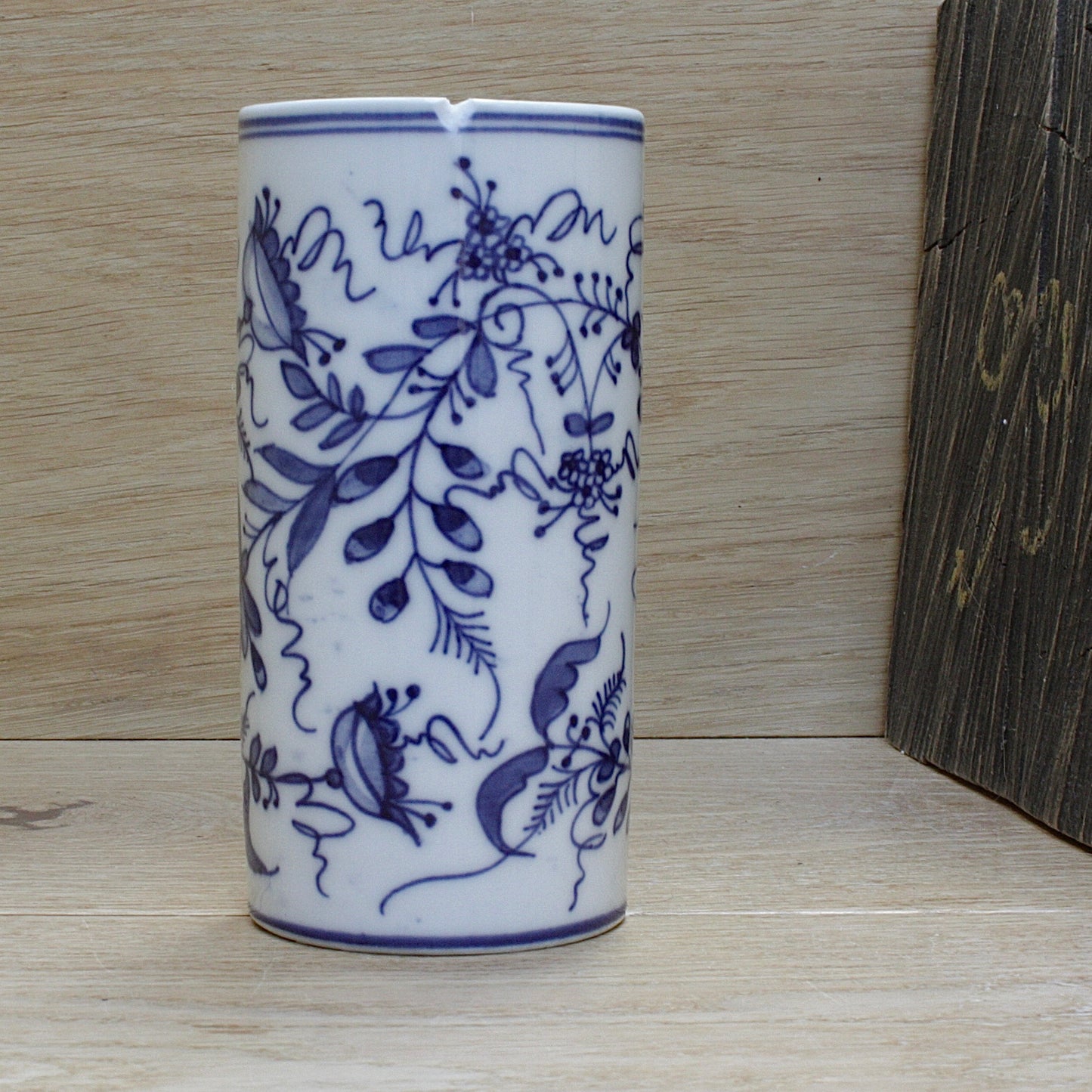 
                  
                    an antique chinese export blue and white porcelain brush pot( bitong)
                  
                