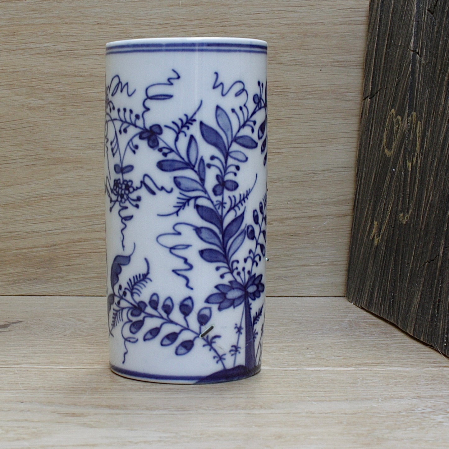 
                  
                    an antique chinese export blue and white porcelain brush pot( bitong)
                  
                