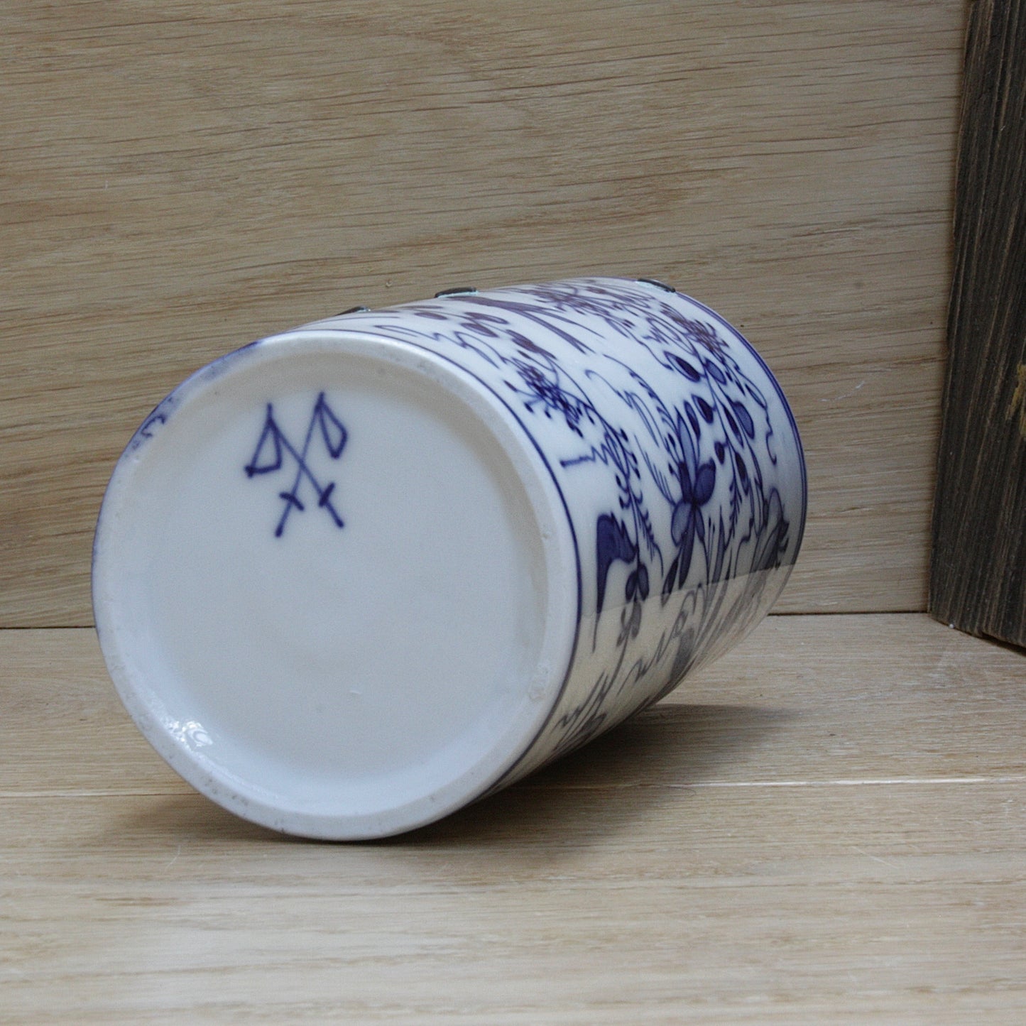 
                  
                    an antique chinese export blue and white porcelain brush pot( bitong)
                  
                