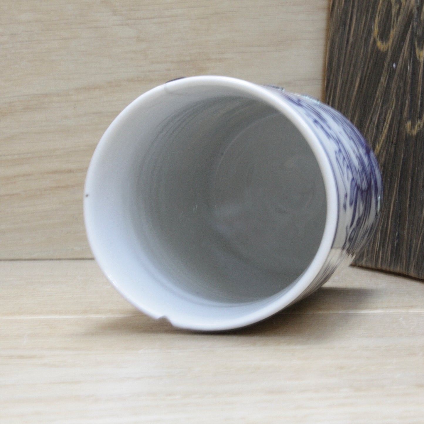 
                  
                    an antique chinese export blue and white porcelain brush pot( bitong)
                  
                