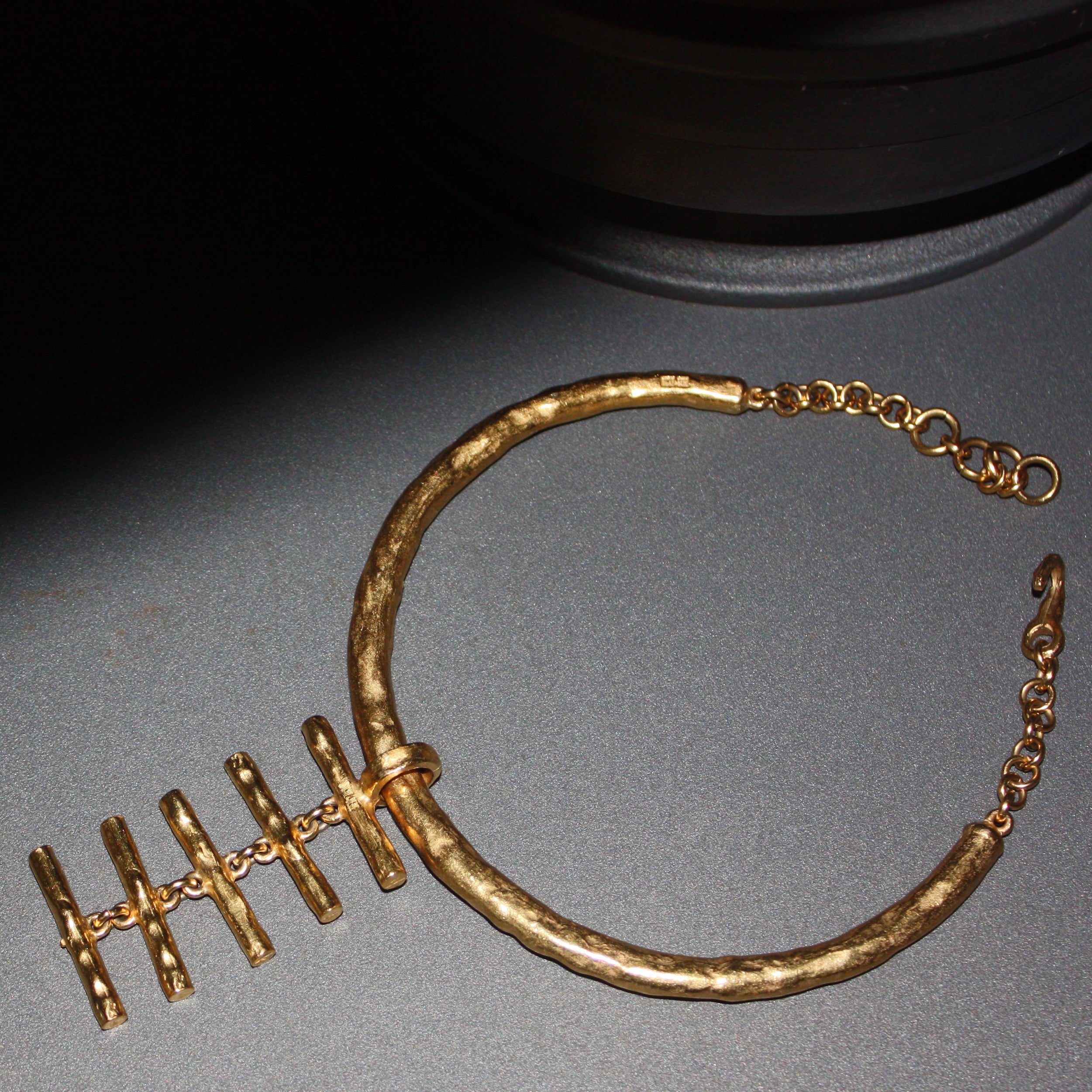 Bracelet Moderne Martelé En Métal Argenté Par Biche De Bere Paris - Occasion
